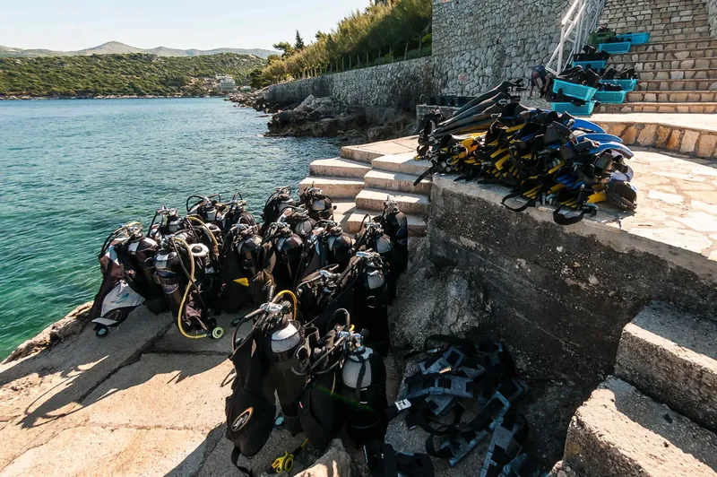 Equipement de plongée prêt à l'emploi sur un quai en pierre