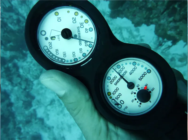 Manomètre et profondimètre de plongée sous-marine, lecture des indicateurs
