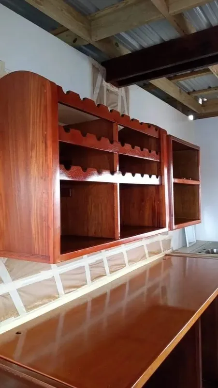 Étagères en bois accrochées au mur au-dessus d'un comptoir carrelé