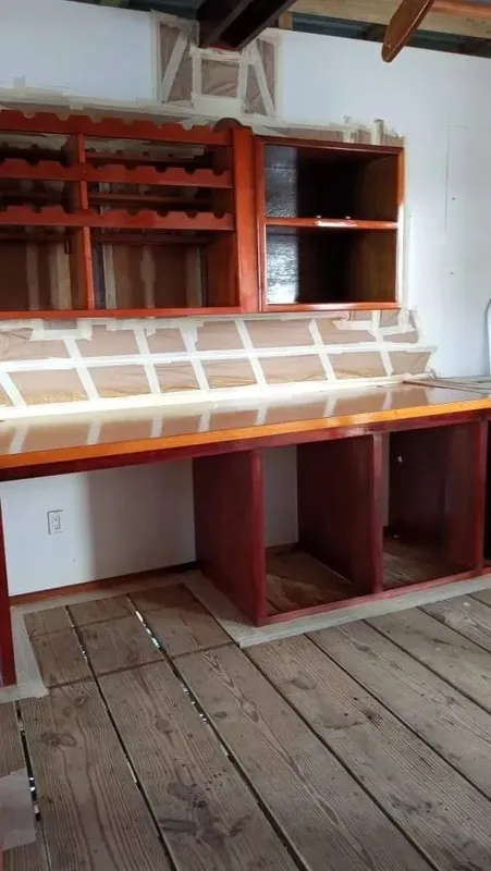 Comptoir en bois et étagères rouges dans un espace intérieur simple