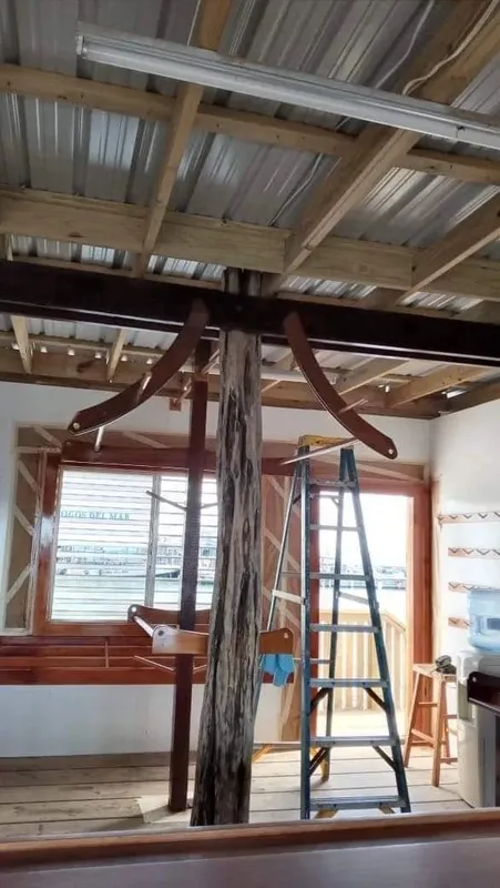 Intérieur d'un centre de plongée avec ratelier à équipements et escalier