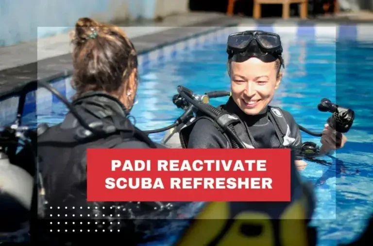 Deux plongeuses souriantes équipées dans une piscine, formation PADI Reactivate