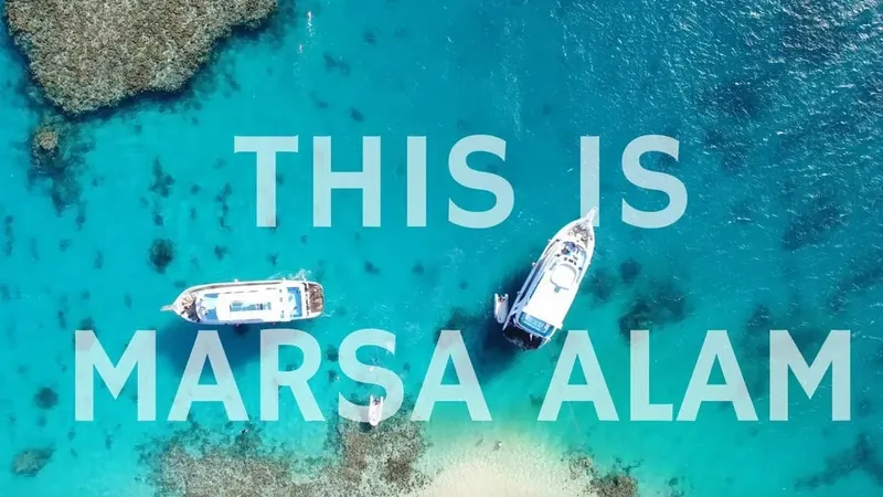 Vue aérienne de bateaux en mer avec le texte Marsa Alam
