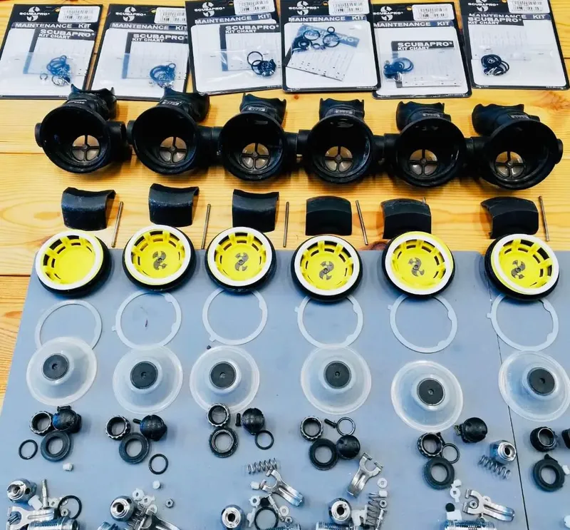 Pièces détachées et kits de maintenance pour détendeurs Scubapro rangés