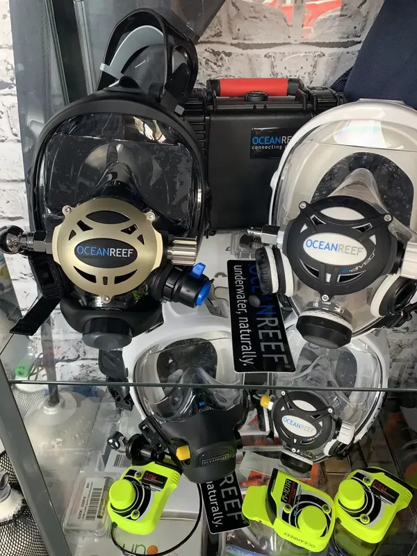 Masques de plongée Ocean Reef et détendeurs sur étagère en magasin
