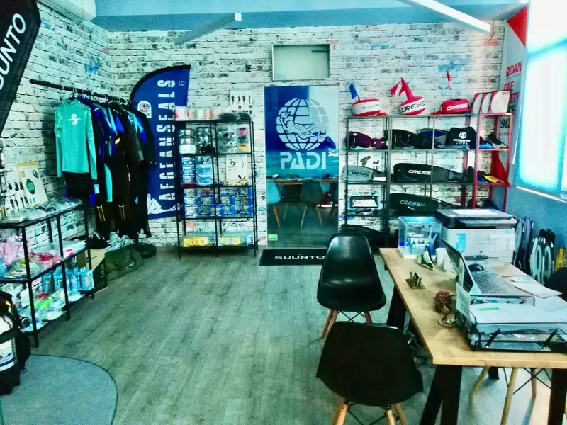 Intérieur d'un centre de plongée avec matériel, enseignes et accessoires