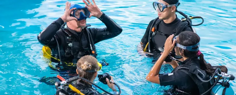 Plongeurs en formation, vérification du matériel et préparation à l'immersion
