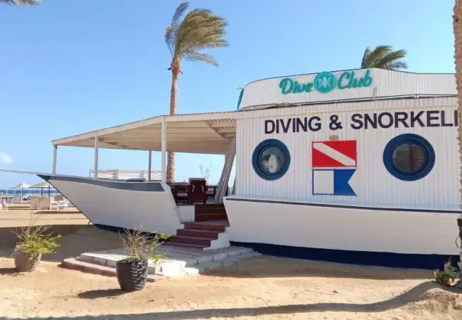 Façade d'un centre de plongée décorée comme un bateau blanc et bleu