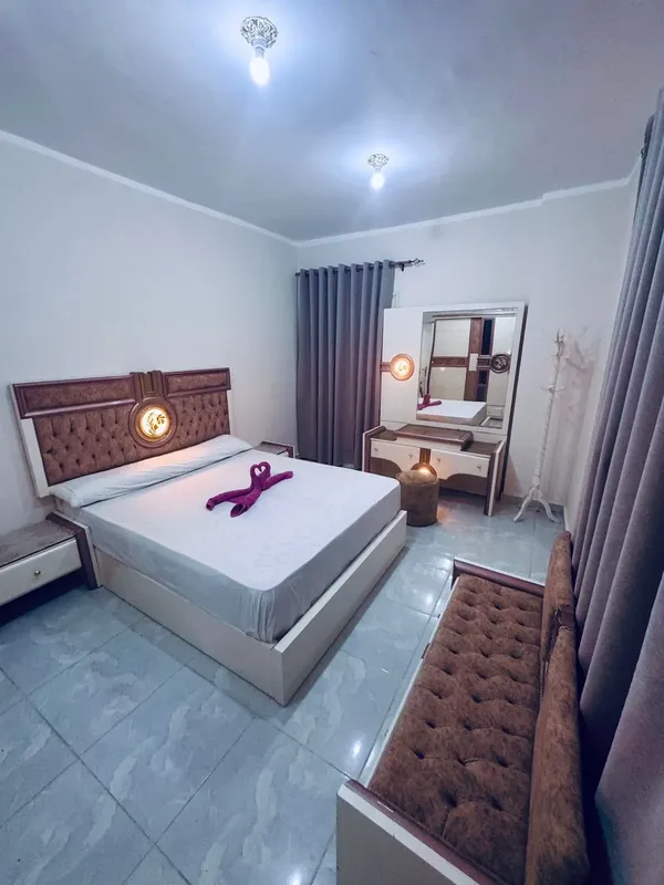 Chambre d'hôtel avec lit double, commode et décoration sobre