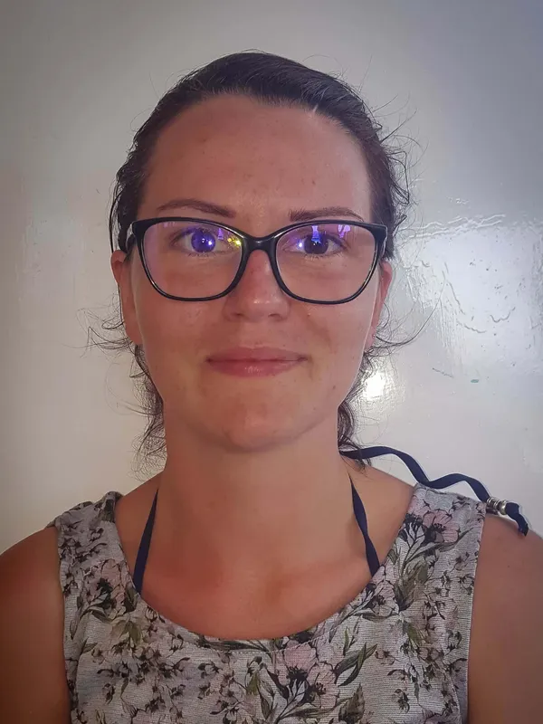 Portrait d'une jeune femme souriante avec des lunettes