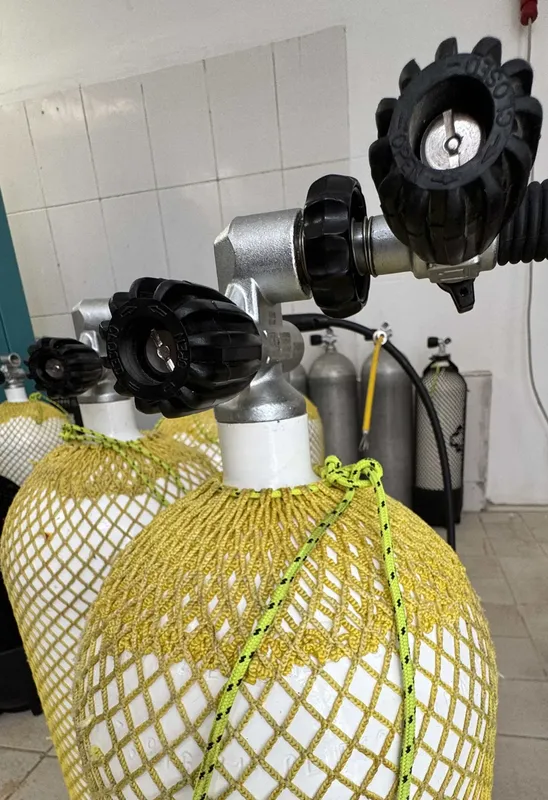 Bouteilles de plongée avec détendeurs et protections en filet jaune
