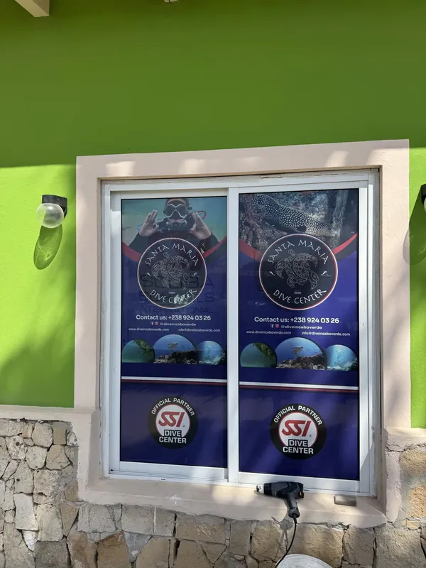 Affiche du centre de plongée avec informations de contact et logos