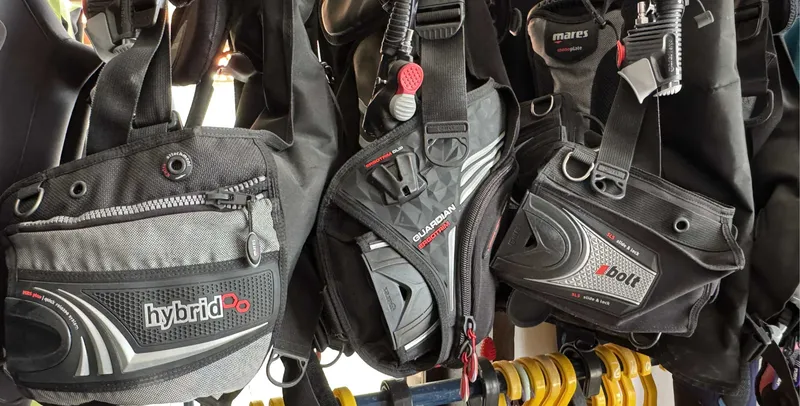 Plusieurs gilets stabilisateurs de plongée suspendus, équipement prêt à l'emploi