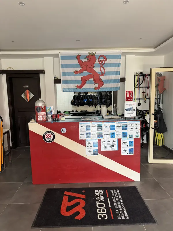 Comptoir d'accueil d'un centre de plongée avec équipement et logo SSI