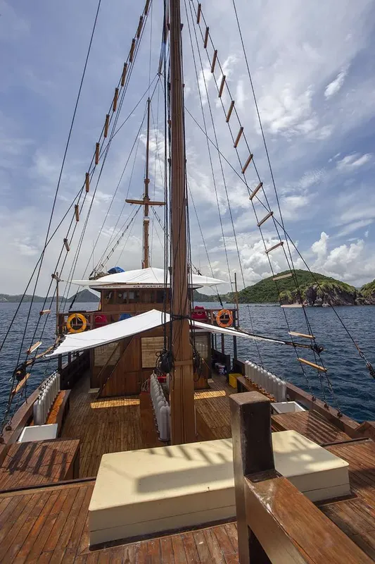Bateau de plongée en mer avec des bouteilles et des protections solaires