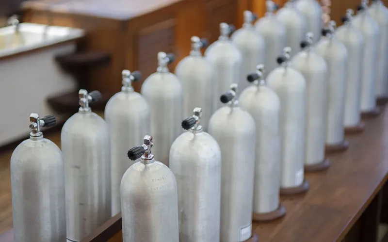 Rangées de bouteilles de plongée en aluminium prêtes à être utilisées