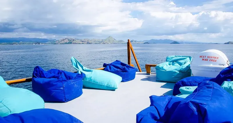 Vue d'un pont de bateau avec des fauteuils confortables et la mer