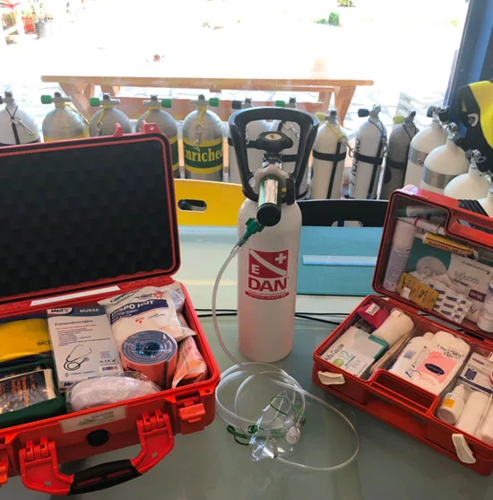 Bouteilles d'oxygène et trousses de premiers secours pour urgence médicale