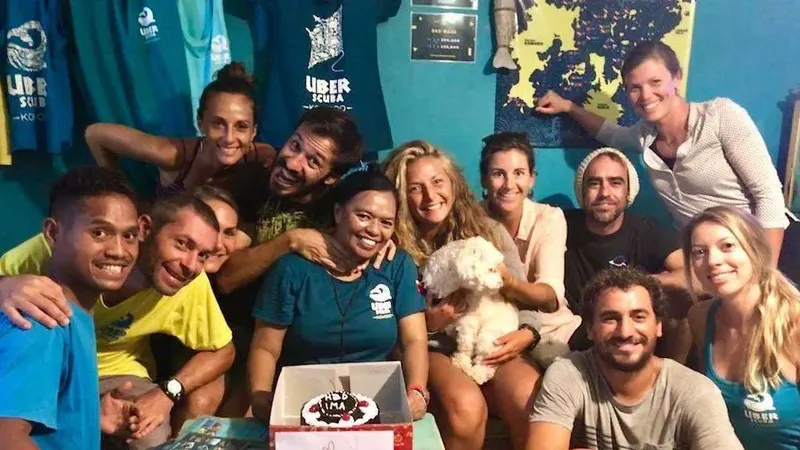 Groupe de personnes souriantes posant dans un espace intérieur lumineux