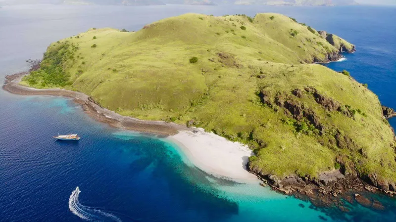 Vue aérienne d'une île tropicale avec un bateau en mer