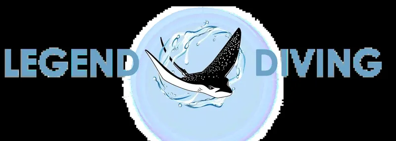 Raie manta nageant dans un cercle bleu avec le texte Legend Diving