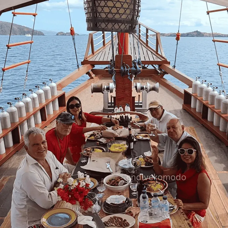 Repas convivial sur le pont d'un bateau de plongée en mer