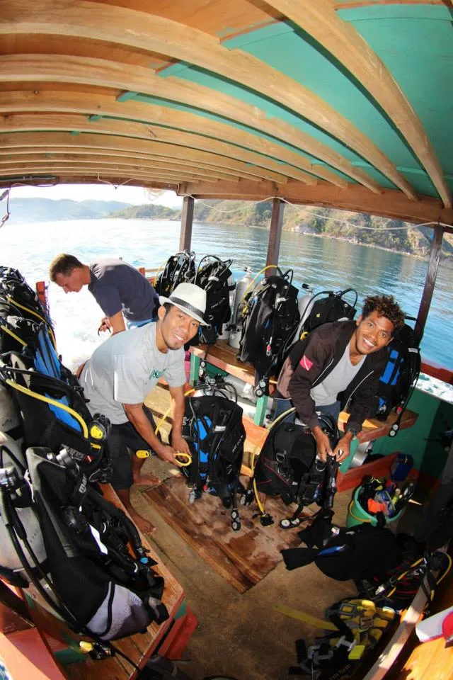 Plongeurs préparant leur équipement à bord d'un bateau de plongée en mer