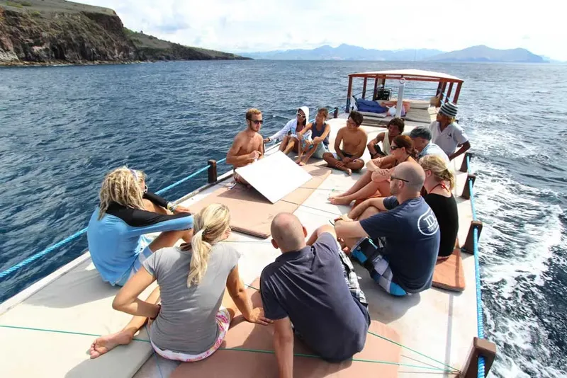 Groupe de personnes sur un bateau de plongée, briefing avant immersion