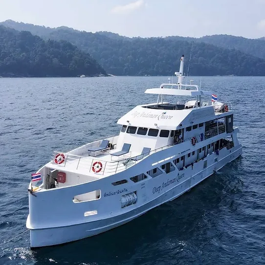 Grand bateau blanc de plongée navigue sur une mer calme et bleue