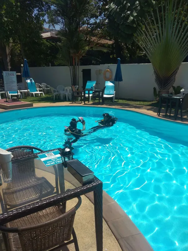 Piscine d'un centre de plongée avec du matériel immergé et table