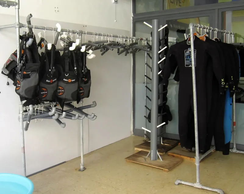 Rangées de gilets de sauvetage et combinaisons de plongée dans un local