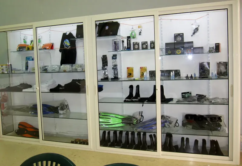 Vitrine boutique centre de plongée avec masques, palmes et accessoires