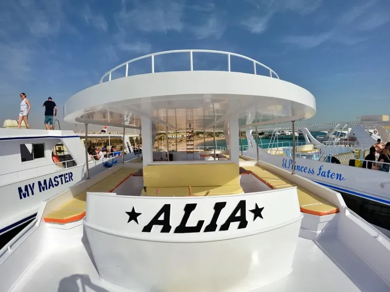 Vue avant d'un bateau de plongée blanc avec des passagers à bord
