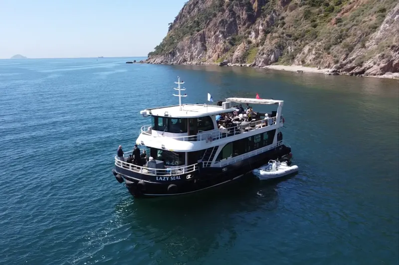 Bateau de plongée en mer avec des passagers sur le pont