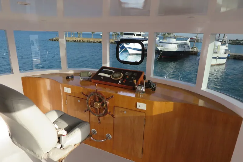 Intérieur d'un bateau de plongée avec vue sur la mer et d'autres bateaux