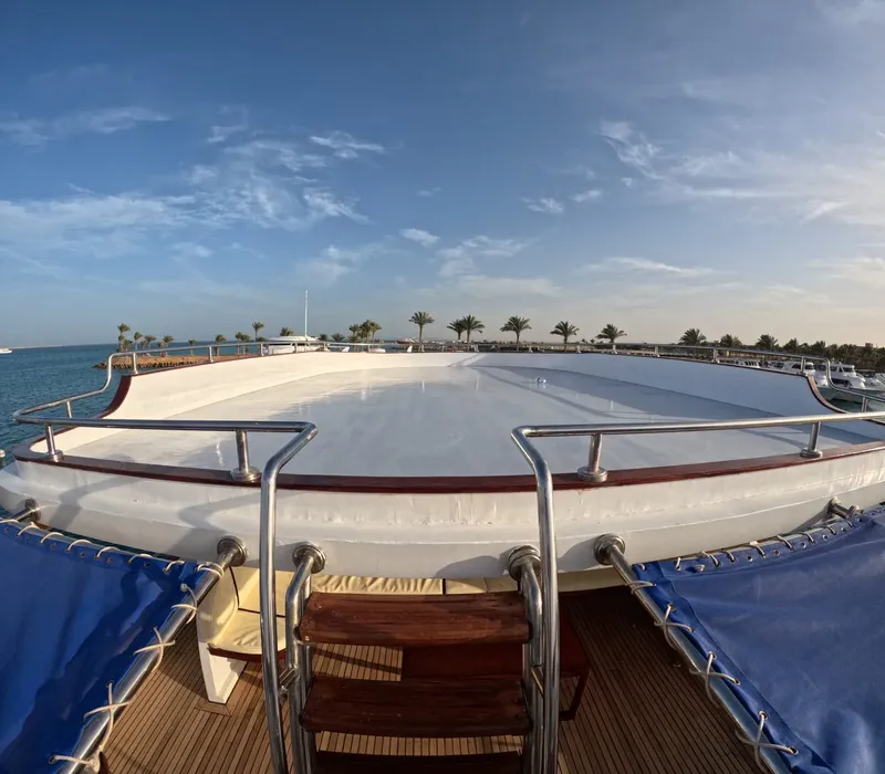 Vue du pont d'un bateau de plongée avec le ciel bleu en arrière-plan