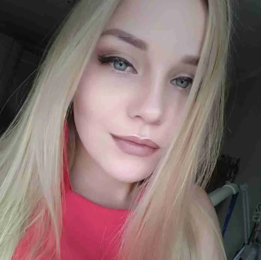 Portrait rapproché d'une jeune femme blonde aux yeux bleus
