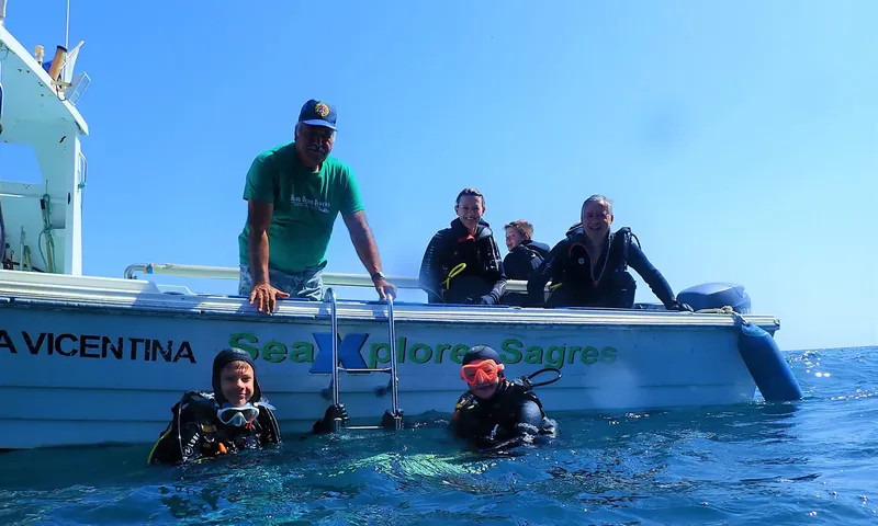Plongeurs sur un bateau, préparatifs pour une immersion en mer