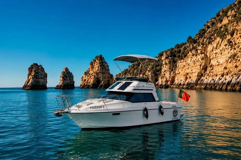 Bateau de plaisance blanc naviguant sur une mer bleue au Portugal
