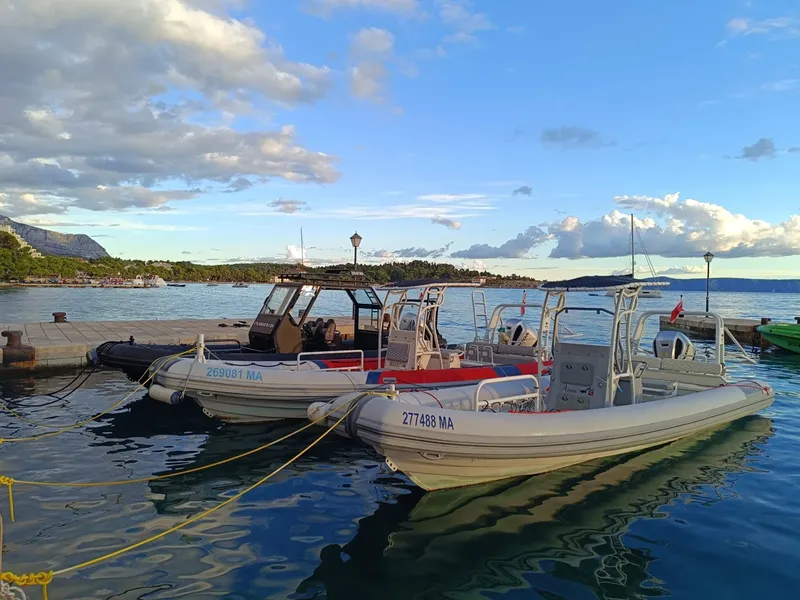 Bateaux de plongée amarrés à un ponton sous un ciel nuageux
