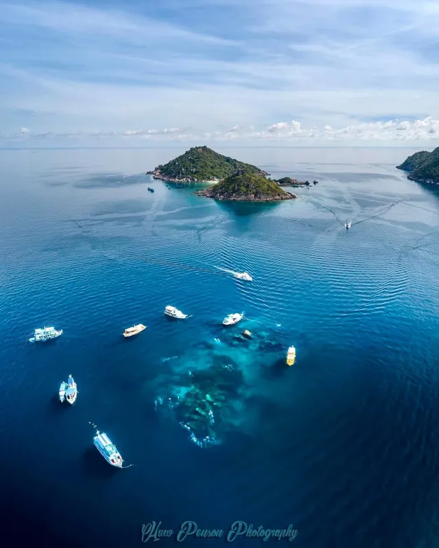 Vue aérienne d'îles tropicales et de bateaux sur une mer bleue