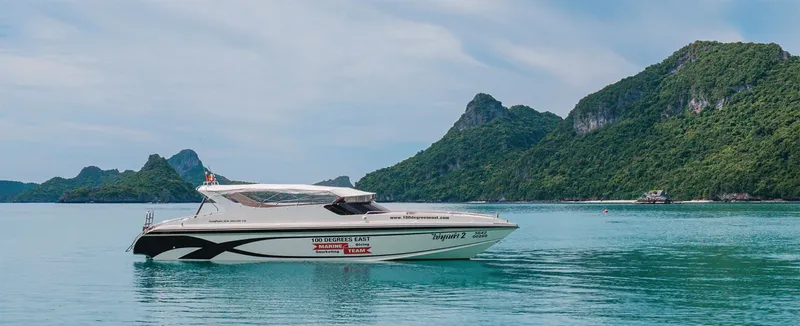 Vitesse et luxe sur l'eau, bateau rapide devant paysage tropical