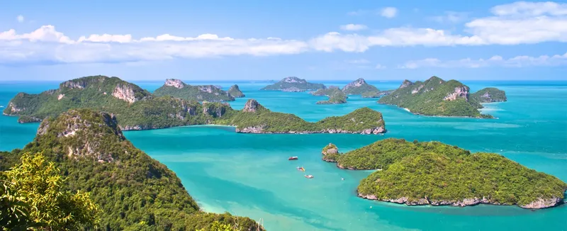 Archipel tropical avec des îles verdoyantes et une mer turquoise