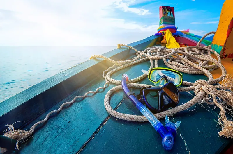 Bateau de plongée avec masque tuba et cordes au soleil