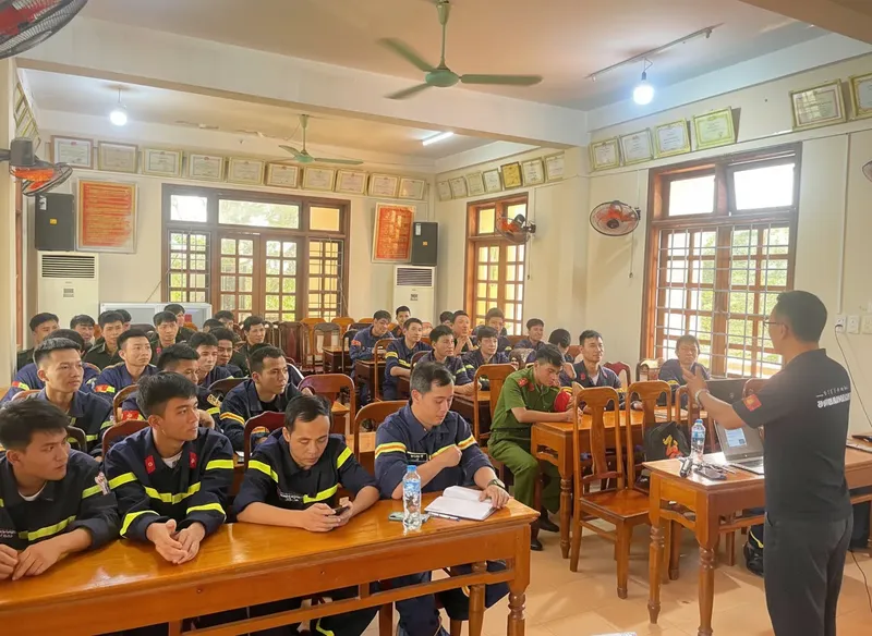Une salle de classe avec des personnes en uniforme suivant un cours