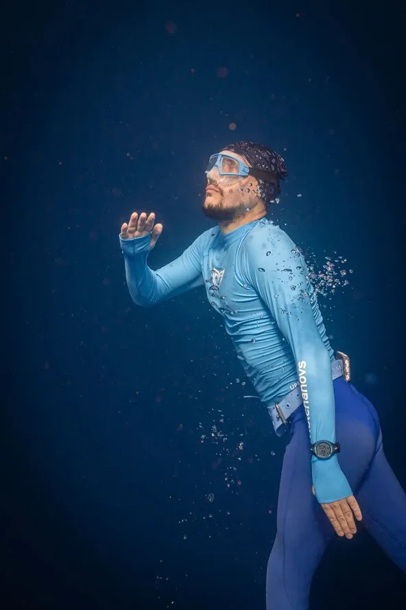 Apnea, un homme en combinaison descend dans les profondeurs bleues