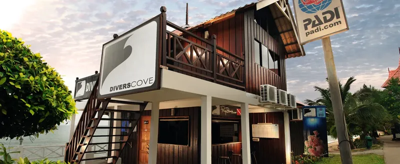 Bâtiment en bois avec enseigne Divers Cove et logo PADI, vue extérieure