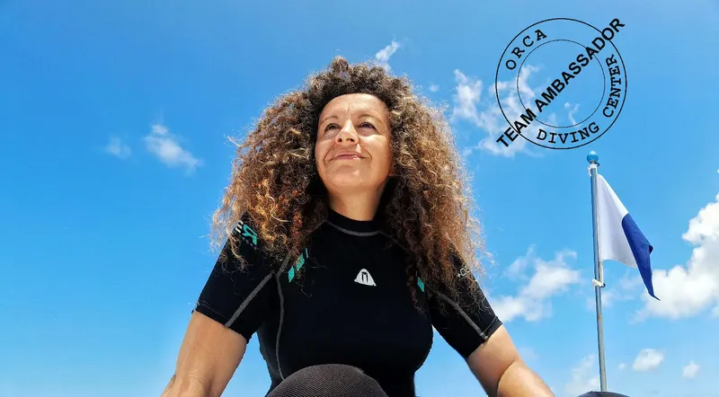 Femme regardant vers le ciel avec un logo de centre de plongée