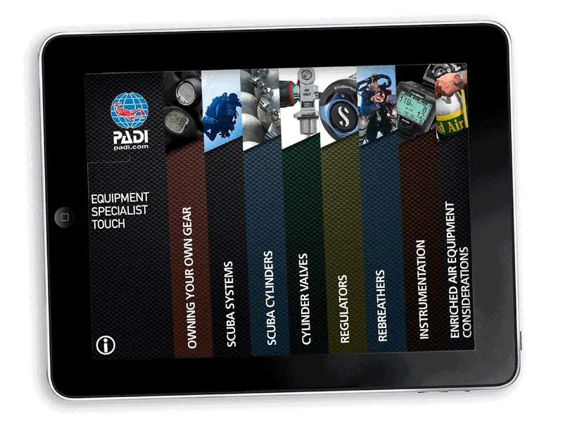 Tablette tactile affichant une application PADI sur l'équipement de plongée