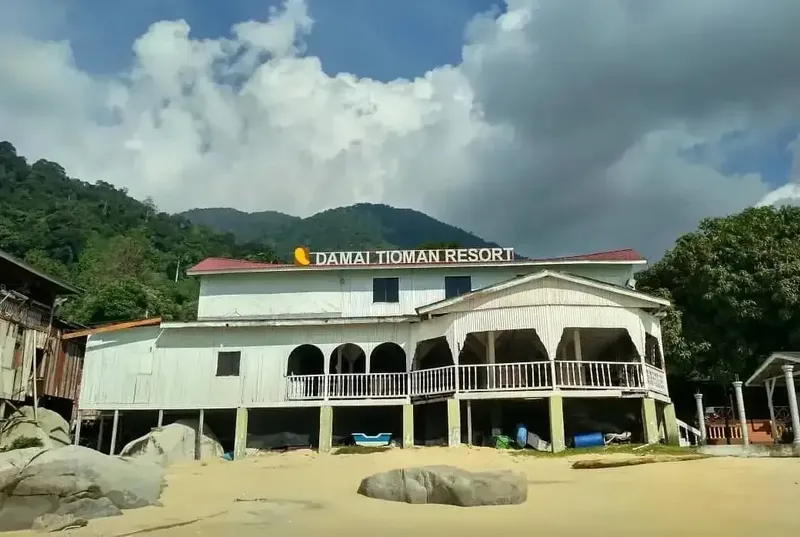 Bâtiment du Damai Tioman Resort sur une plage tropicale ensoleillée